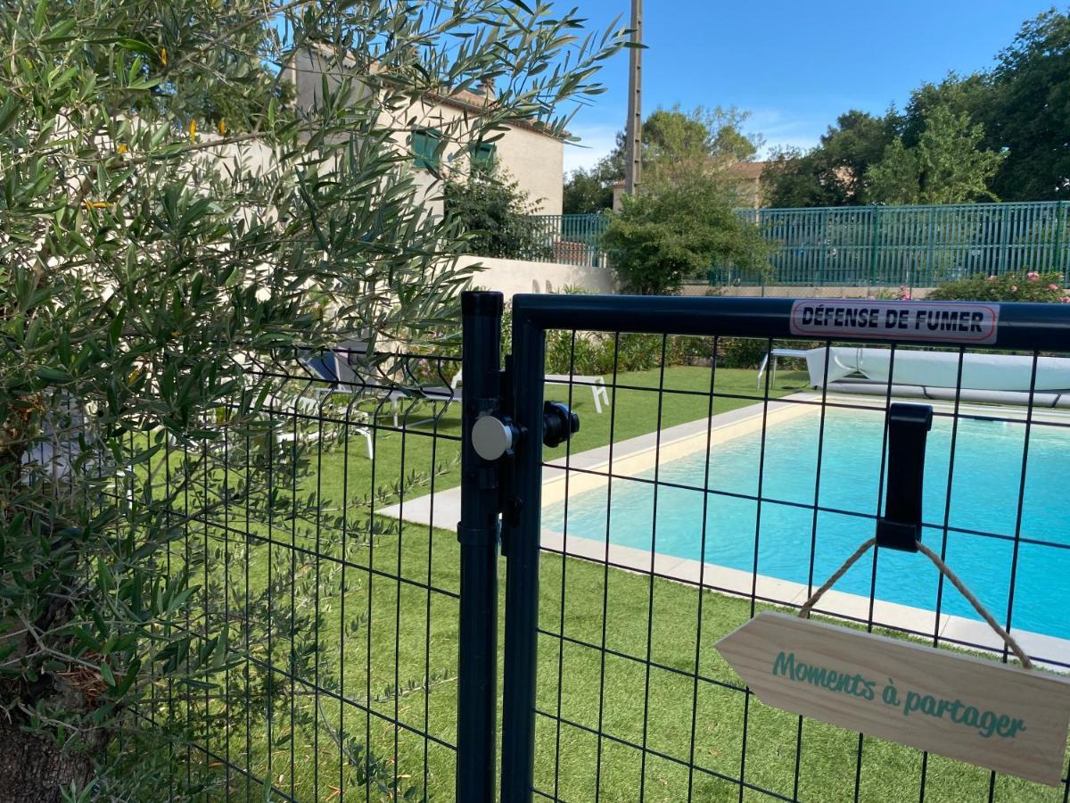 Gite climatisé pour 4 personnes avec piscine dans les hauteurs de Bollène Exterior foto