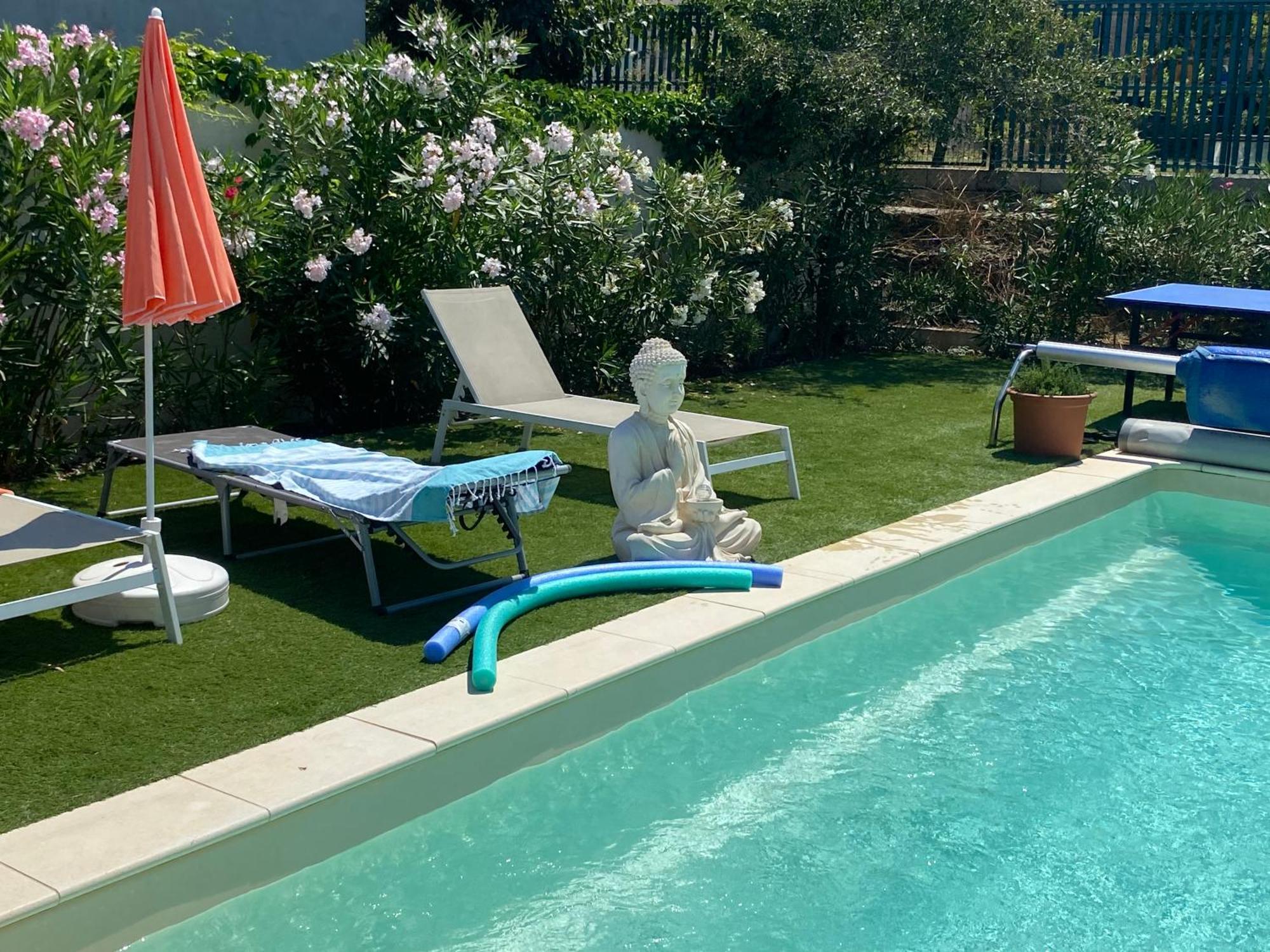 Gite climatisé pour 4 personnes avec piscine dans les hauteurs de Bollène Exterior foto